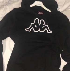 Kappa hoodie - Oanvänd skön svart hoodie strl L men funkar på m oxkså, eller s om man vill ha oversize