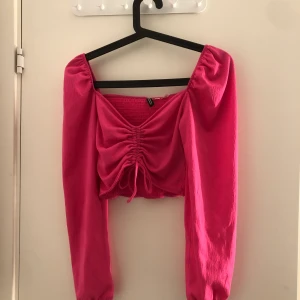 Rosa fest tröja  - Supercool rosa tröja, köpt i början av sommaren och är använd 2 gånger. Storlek S, 50 kr. Köparen står för frakt💕
