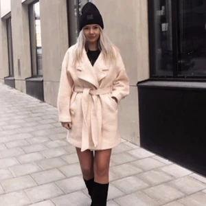 Fin kappa i ull 💟 - Säljer denna snygga ullkappa från Selected Femme. Knappt använd. Nypris 1199 kr.