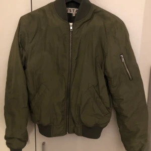 Grön bomberjacka  - Köpt på carlings, säljer då den inte kommer till användning längre. 