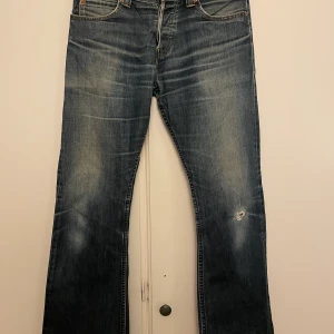 Vintage jeans  - Så jävla snygga vintage jeans! Har fått dem av min pappa från när han var ung och ÄLSKAR dem, men kan inte ha dem längre. Dem är i lite bootcut, från Levis. Tyvärr saknas den sista knappen, men byxorna har knapp-gylf så det märks inte. Men därav så billigare pris. 