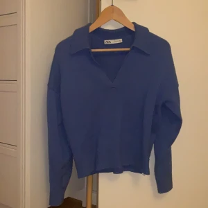 Blå stickad tröja från zara🦋🦋 - Populär blå stickad tröja från zara i storlek S men passar även både Xs och M💖💖  Högsta bud: 210 kr budgivning avslutas 18.00 måndag kväll