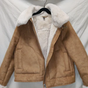 H&M jacka storlek M - Väldigt mysig och fin jacka i toppen skick. Helt oanvänd! Gjort av ljusbrunt mocka tyg och fuskpäls 🤎🤍 Köpt för 600 kr säljs för 300!! Kontakta mig privat vid intresse :))