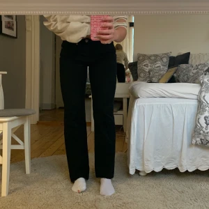 Straight jeans - Svarta straight jeans från Zara. Storlek 38 men jag som har 36 kan ha dom. Har klippt av dom så dom passar mig som är 165cm. 