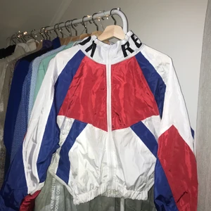 Retro jacka - Vindjacka i retrostil! Mycket bra skick o skulle uppskatta den som en S-M men det står inte storlek❤️