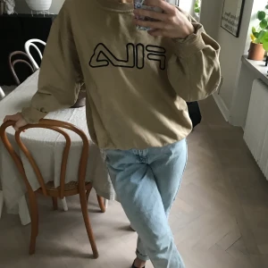 Vintage filatröja - Säljer denna unika och übersnygga vintage filatröjan i beige. Snyggt oversized! Bud från 200 kr 💖 Kan fraktas eller mötas upp i Malmö 🥰 Budgivningen avslutas onsdagen 23/12 15.00 ✨