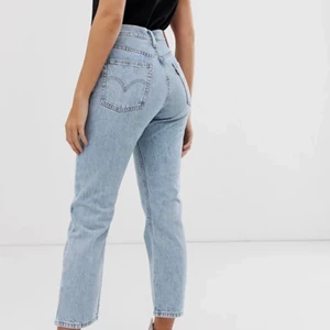 Levi’s 501 cropped - Säljer ett par såå fina Levi’s jeans i 10/10 skick. Dem är använda högst 3 gånger då jag råkat köpa in fel storlek och inte haft möjlighet att byta. (Den mörkblåa färgen). Köpta för 1200kr i butik, skriv för mer info/bilder osv. 