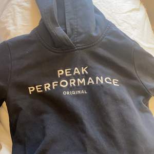 Peak performance hoodie från kidsbrandstore. Passar mig som har XS och är i nyskick, inte så använd! Pris kan diskuteras