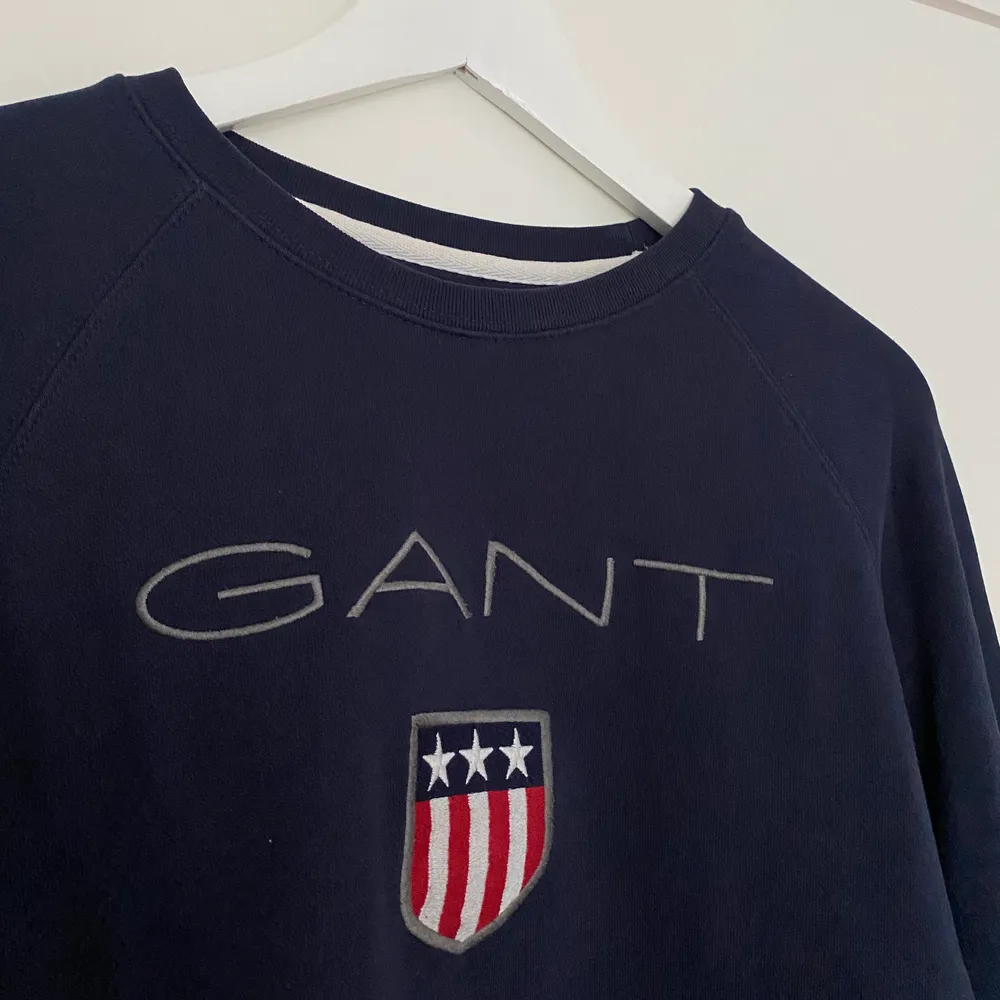 Säljer min marinblåa sweatshirt från GANT, då den tyvärr ej kommer till användning längre. Nypris cirka 1000kr💓. Tröjor & Koftor.