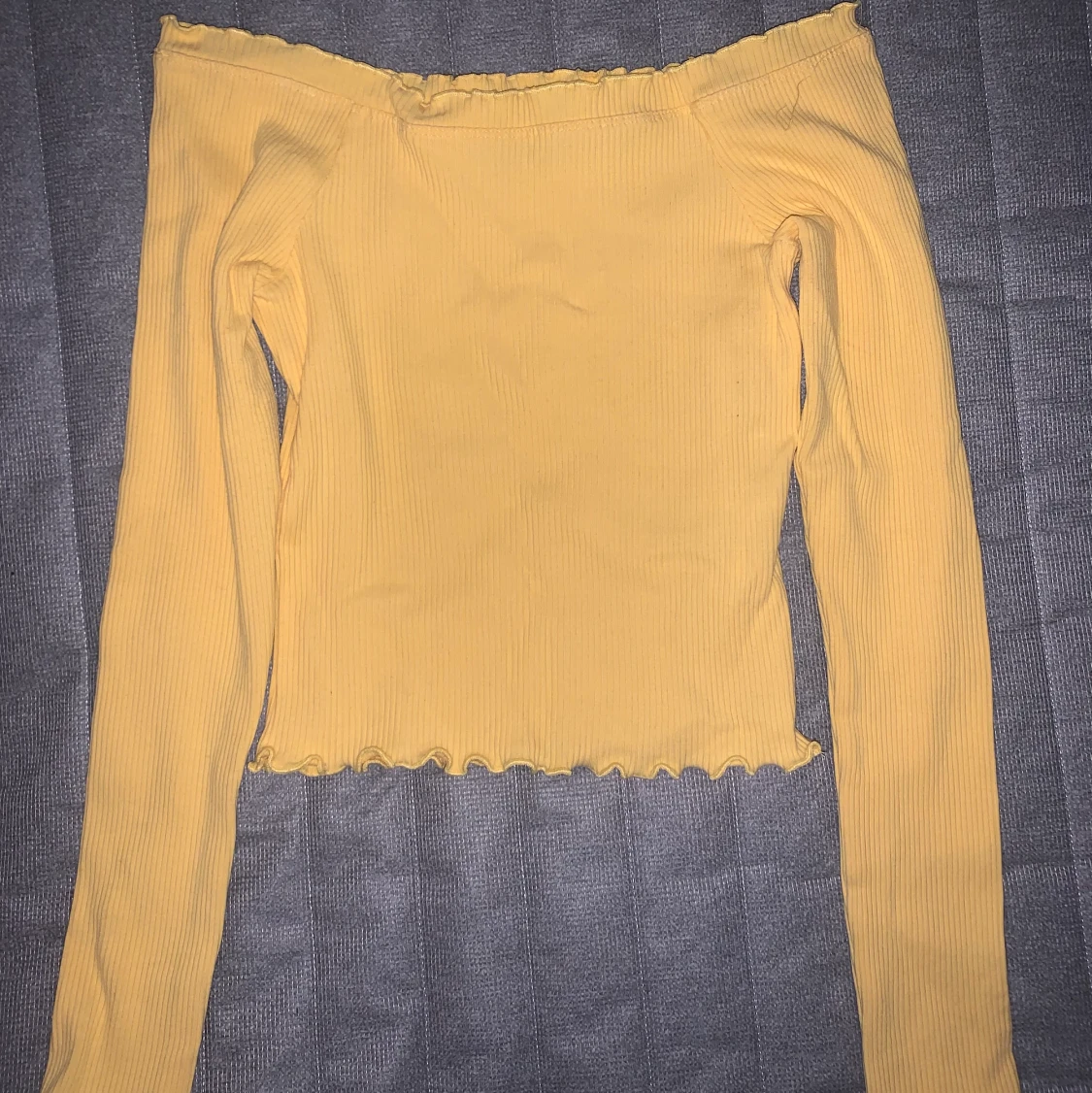 Gul off shoulder tröja