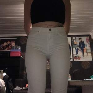 Vita skinny jeans från Lager 157 i modellen Vanna, stretchigt tyg, högmidjad modell