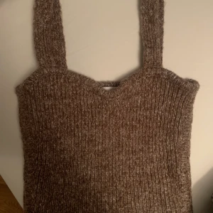 Brunt stickat zara linne!  - Så snyggt och trendigt. Stlr S. Passar nog både större och mindre dock! Kan gå ner i pris vid snabb affär så skriv! 