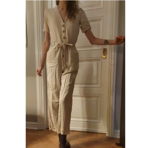 Ginatricot byxdress strl. 34 - En beige byxdress som passar att ha helatiden!! Jätte bekvämt material och enkel att ta på. Använder den sällan nuförtiden så tycker den förtjänar en annan användare, den är felfri med inga fläckar eller hål. Hör av er vid frågor eller intresse! 