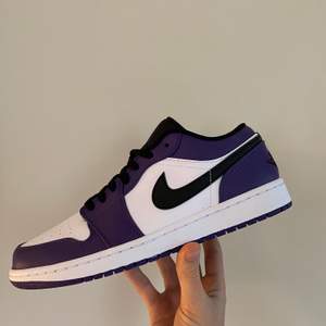 Säljer ett par Nike Air Jordan 1 Low i färgen court purple. Skorna är i storlek 43 och är oanvända. Finns fler bilder och kvitto om så önskas.