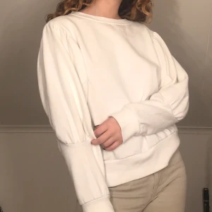puff-sleeve swetshirt! - suUuuperakön lagom oversized tröja köpt på bikbok!! använd fåtal gånger✨