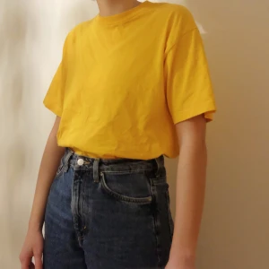 Gul/orange t-shirt - Ännu ett klädesplagg som söker nytt hem! Den har inga specifika krav, bara den blir älskad. Den gillar långa promenader och solljus😊 Skriv gärna om du har frågor!!