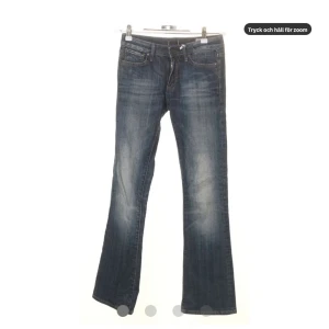 Lowwaist crocker jeans  - Assnygga crocker jeans köpt second hand men de är typ i nyskick, de va för små för mig tyvärr så säljer därför men annars skitfina jeans i typ y2k vibes, de är strlk 25 men skulle snarare säga strlk 24