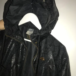 Nikejacka - Superdupersnygg!! Passar till träning eller vad som. 100kr eller högsta bud