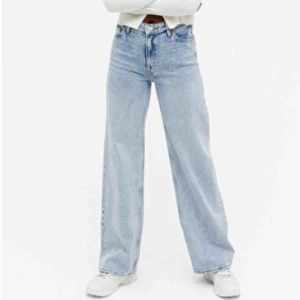  - Super snygga byxor från monki använd 1 gång🤎 Passar på människor mellan 162 och 177! Frakt tillkommer💙