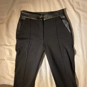 Byxor  - Dessa byxor är i leggings material men tjockare, superskönt och stretchig material med läder detaljer🙌🏻
