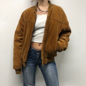 Manchesterbomber - Varm och mysig bomber i manchester! Personen är 170cm 🥰