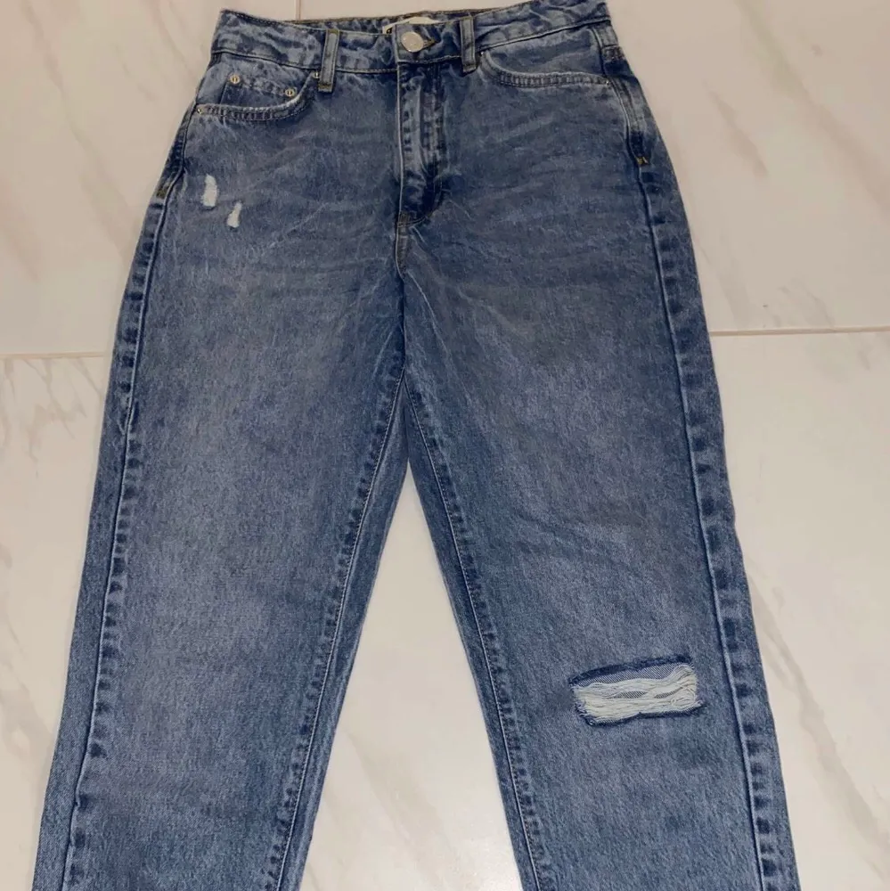 Ett par highwaist jeans som aldrig är använda eftersom dom kom hem i fel storlek, skriv för fler bilder🌸. Jeans & Byxor.