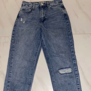 Jeans - Ett par highwaist jeans som aldrig är använda eftersom dom kom hem i fel storlek, skriv för fler bilder🌸
