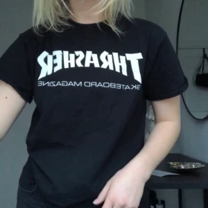 thrasher tshirt  - Säljer min svarta thrasher thirt, använd men i bra skick. Från herravdelningen så kan användas av alla 🤍