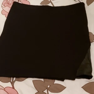 Kort Svart kjol med läder detalj. Cubus - Helt oanvänt. Strech och varmt tygg. Fodrad 