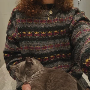 stickad tröja - en mycket mysig stickad vintagetröja med mönster i 80/90-talsstil. perfekt till säsongsdepressionen🌞 storlek L, men passar oversized på mig som har storlek XS. kommer från rökfritt hem men kan finnas spår av katt. BUD: 300kr, avslutas 11/12🥰