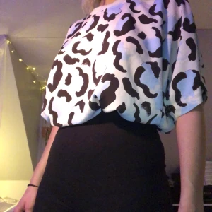 T-shirt - Monki  - T-shirt med coolt mönster från Monki. Knappt använd! 