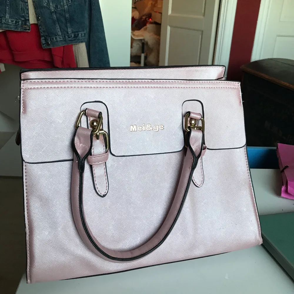 Superfin rosa handväska med 4 set och ett axelband som man kan sätta på och ta av. Köparen står för frakten💕. Väskor.