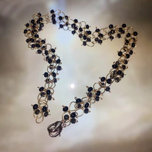 Halsband - Ett handgjort metallhalsband mer svarta glaspärlor❣️ frakten ingår i priset!❣️