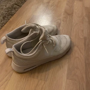 Nike air Max thea  - Nike air Max Thea, sparsamt använda! Köparen står för frakt 😍