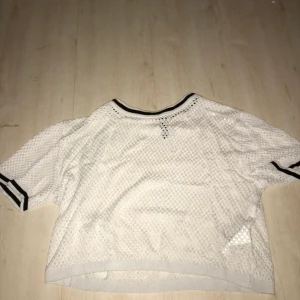 Nät tröja - Snygg nät tröja så går till naveln, köparen står för frakten💕