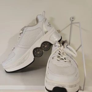 Roller Skates - Vita platåskor med hjul. Använda 2 gånger, köpta för 1300kr. Kan hämtas upp i Östersund, annars står köparen för frakten 🌞