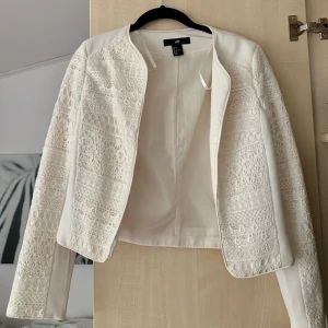 ”Jacka” från H&M - Vit broderad kortare ”jacka” i Strl 34🥰 buda på!