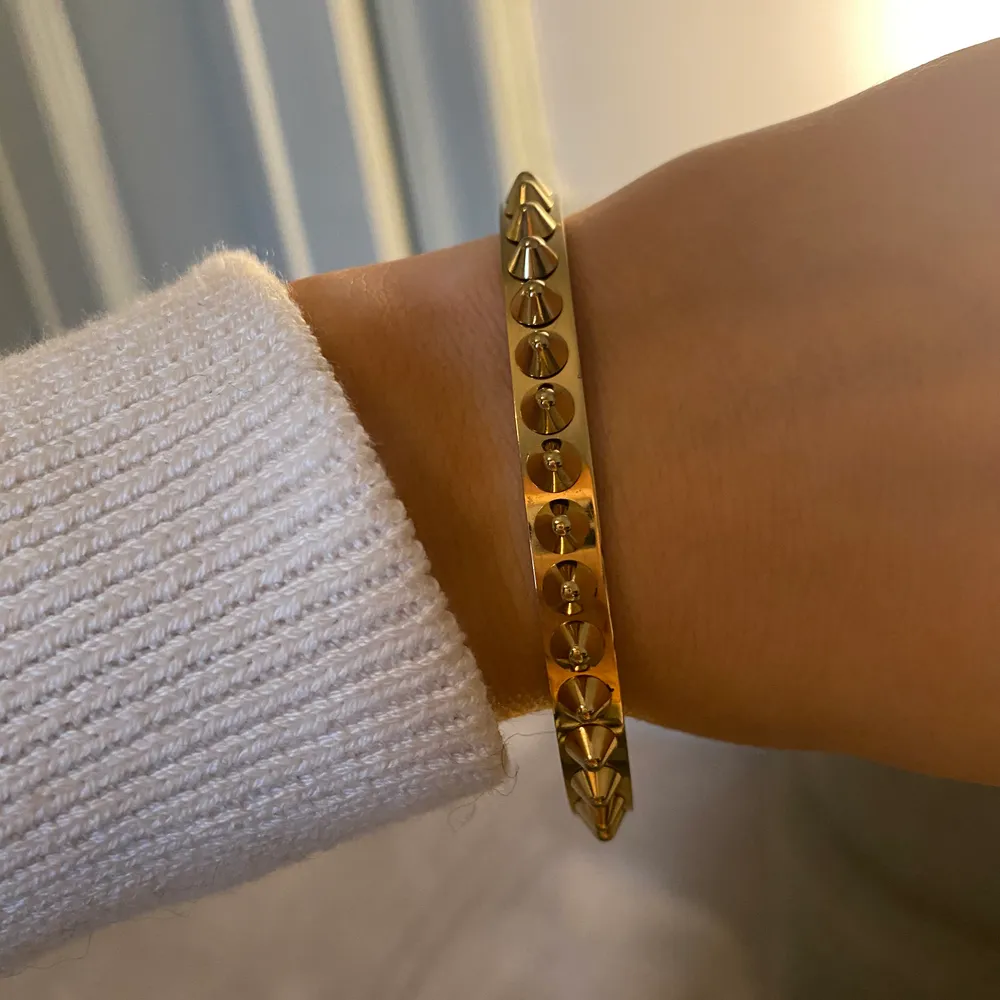 Armband från Edblad köpt för ca 400 tror jag. Vet ej om det är den stora eller lilla storleken !!! Först till kvarn så inga bud !!!. Accessoarer.