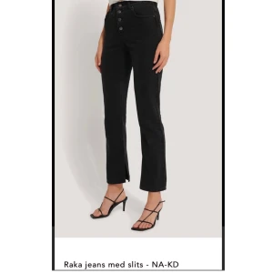 Raka jeans med slits, NA-KD - Supersnygga nya och oanvända jeans från NA-KD. Rak modell med slits på insidan av byxan🖤 Dom är i strl 42 dock väldigt små i storlek då dem är för små för mig och jag har strl 38/40. Skulle nog passa någon med strl 36-38 bäst, dem är väldigt långa för mig som är 163🖤 nypris: 299kr