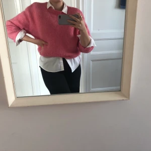 Stickad tröja - Mysig o jättefin stickad tröja! Säljer då den inte riktigt är min stil längre. Brukar använda en skjorta under för att styla. Storlek S.