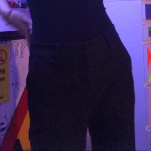 Kostymbyxor  - Fina kostymbyxor, korta i benen (är 168cm) . Köpta på H&M för typ  400kr, storlek s. Köparen betalar frakt 