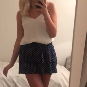 Söt kjol  - Snygg volangkjol från H&M i somras men aldrig använd, jag är 175 cm lång