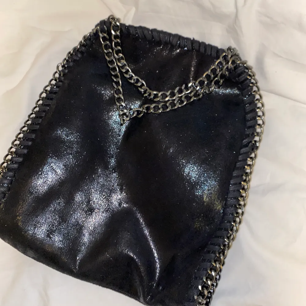 Stella McCartney liknande väska inköpt för 400kr. Bra använt skick. Lite glittrig. Finns även en längre kedja så man kan ha väskan över axeln. Pris kan diskuteras men frakt tillkommer☺️. Väskor.