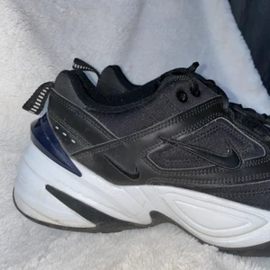 Nike M2K Tekno black/White/Obsidian size 42.5 - Jättecoola Nike M2K tekno som är knappt använda och i väldigt gott skick. Storlek 42.5 och skulle säga att de är normala i storleken. Säljes p.g.a. användes ej. Frakten är inräknad i priset.