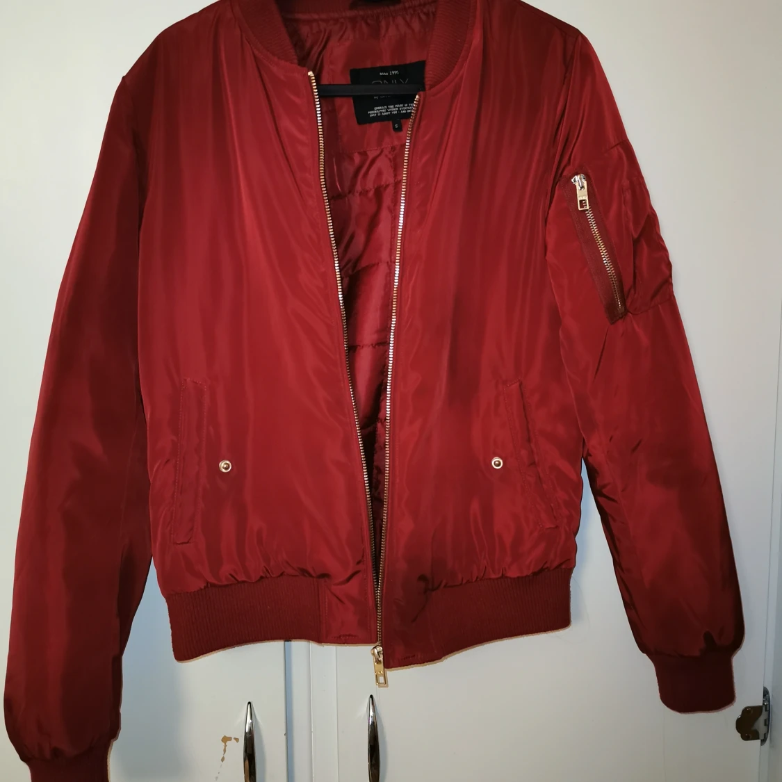 Röd bomberjacka strl S
