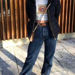 ROW WIN BLUE JEANS - {160kr INKLUSIVE FRAKT} Jeans från weekday i modellen row, färg win blue. Köpta 2019 och i mycket fint skick! Men jag har för många jeans så därför jag vill sälja dem💞 Hög midja och straight leg!