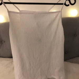 Basic linne hm - Säljer för 25 kr. Oanvänt, storlek L men passar s-l. Frakt tillkommer