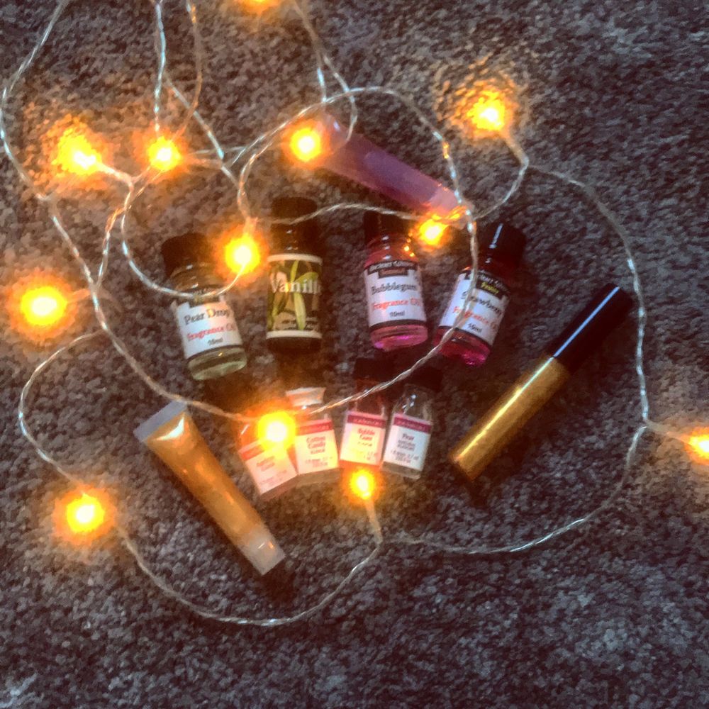 💖DESIGNA DITT EGET💖 Nu kan du designa ditt eget läppglans/läppolja/serum! Perfekt som julklapp till en kompis eller bara att ha för sig själv! Har flera olika dofter mm!☺️☺️ -Läppglans: Du får välja färg, glitter/annat, doft, smak, behållare och allt helt själv!☺️ -Läppolja: välj samma som läppglansen! Läppoljan är lite tunnare och funkar som ett läppsyl!❤️ -Serum: designa ditt eget serum efter dina behov! Har flera oljor som är bra för huden på olika sätt!💖 -Priser? Det kommer att kosta olika med läppglansen och läppoljorna beroende av vad du vill ha i. Ett helt clear kan kosta runt 30kr i tub☺️ med applikator ökar priset med 7kr❤️❤️serum kommer kosta runt 50kr men beror på vad du har i för oljor! -Frakt? Frakten kostar 11kr för ett och tror 22kr för två! Serumens frakt kostar runt 22-33kr🥰 -Frågor? Bara att kontakta mig vid frågor!☺️. Accessoarer.