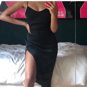 NAKD- klänning!!  - Säljer då den inte kommer till användning! Men supersöt och så skön i materialet. Går till mitten av vaden ungefär på mig som är 1.72. Storlek xs💕