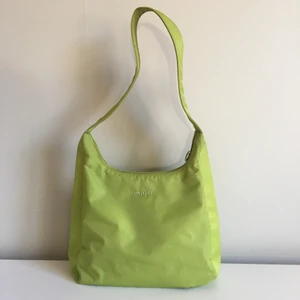Lime grön axelväska ✨ - Startbud 80kr: budgiv gärna i kommentarerna 🥰Säljer nu min axelväska som är super snygg och i bra skick! Den funkar super bra med svart! ✨🥰  Den är köpt second hand ✨💕 jag kan mötas upp i Stockholmsområdet men kan även skicka då frakten ligger på 88 kr 🥰    Budgivning slutar 20:00 6/11 ✨